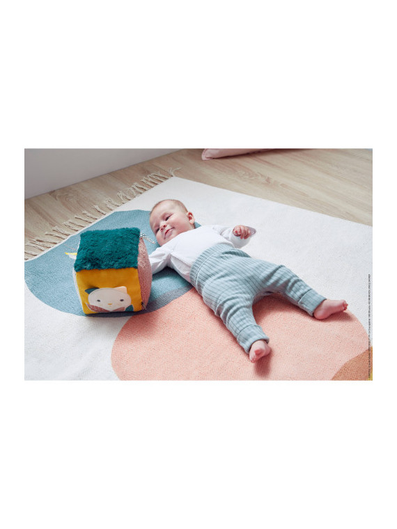 Cube sensoriel pour bébé
